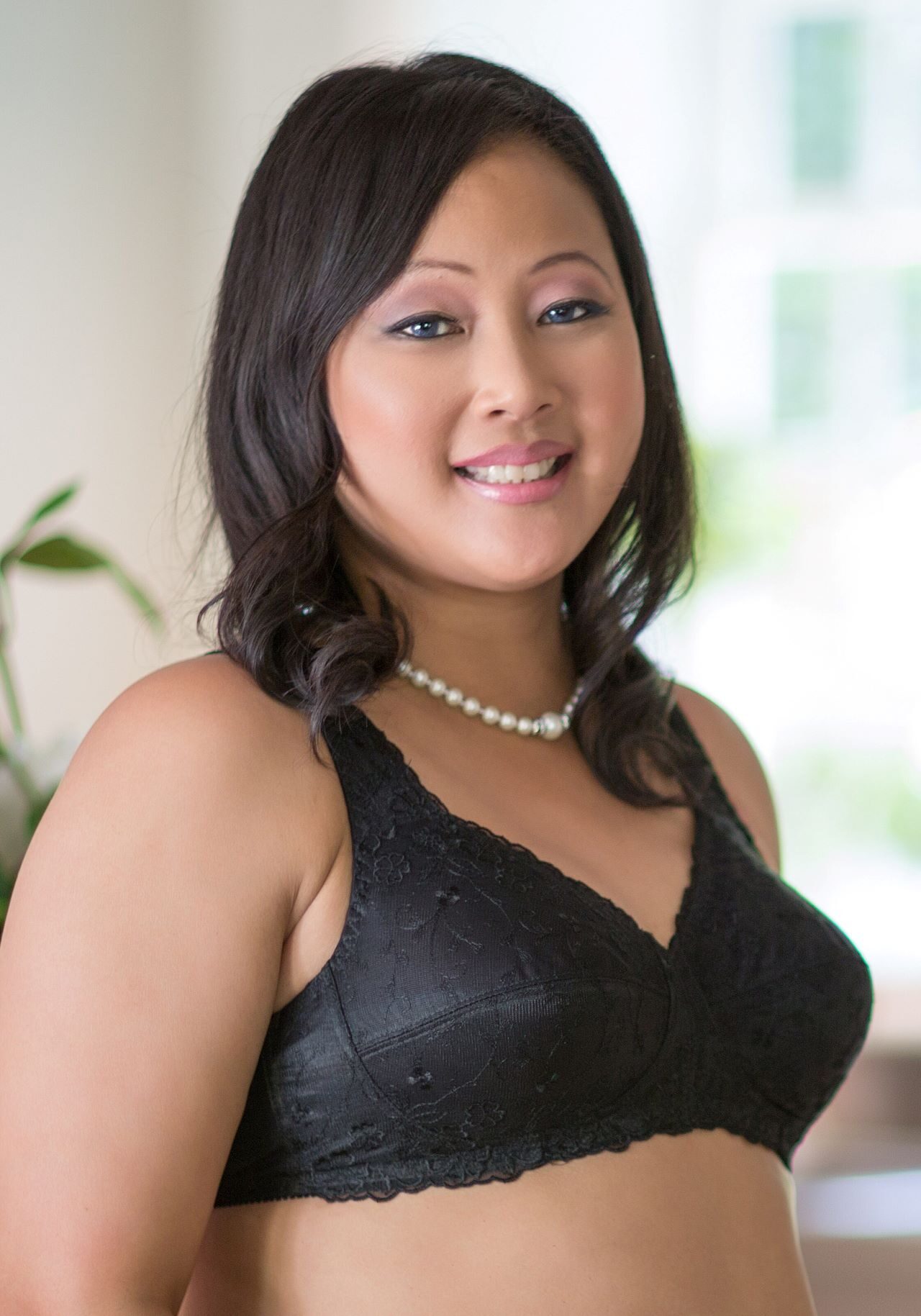 A woman in black bra posing for the camera.